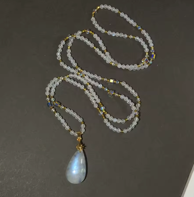 Collana di pietra di luna grezza