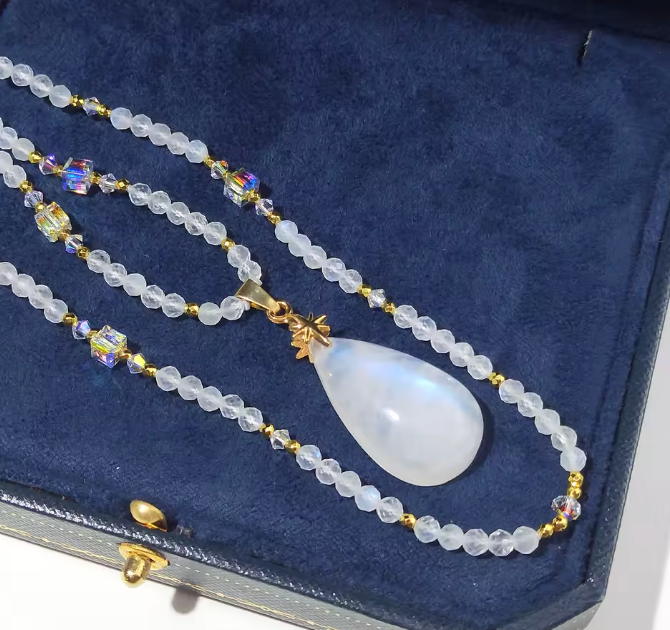 Collana di pietra di luna grezza