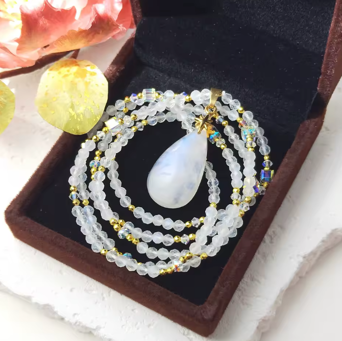 Collana di pietra di luna grezza