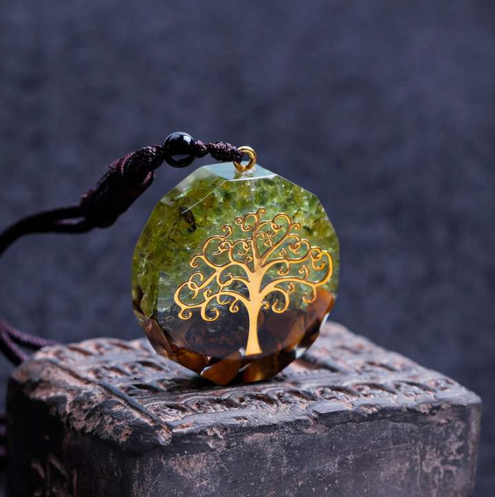 Collana con albero della vita in peridoto