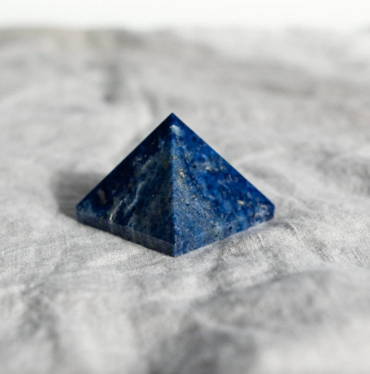 Piramide di pietre preziose