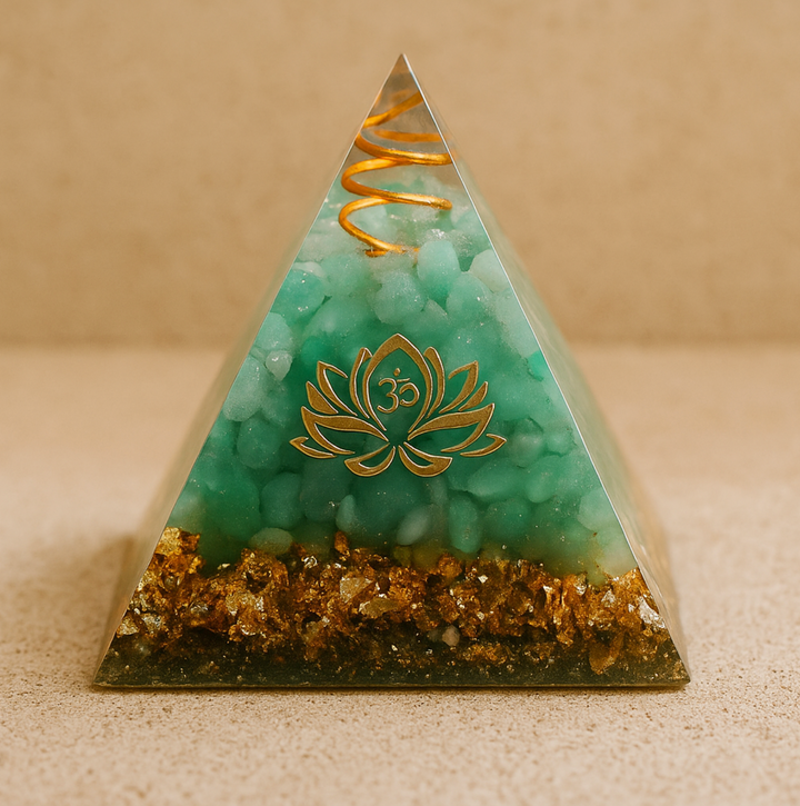 Piramide di orgonite con lapislazzuli e loto