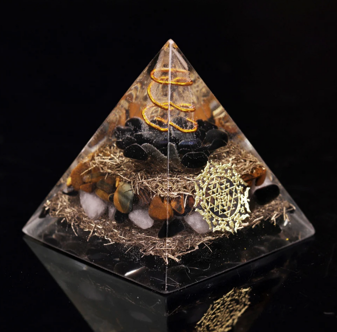 Piramide di orgonite con ossidiana e rame.