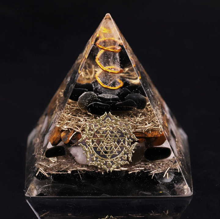 Piramide di orgonite con ossidiana e rame.
