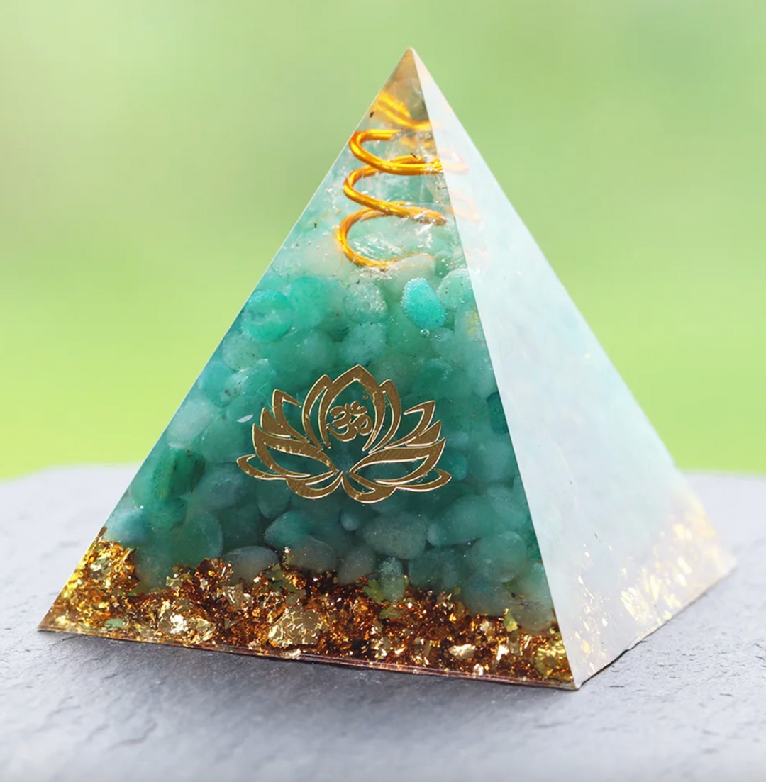 Piramide di orgonite con lapislazzuli e loto