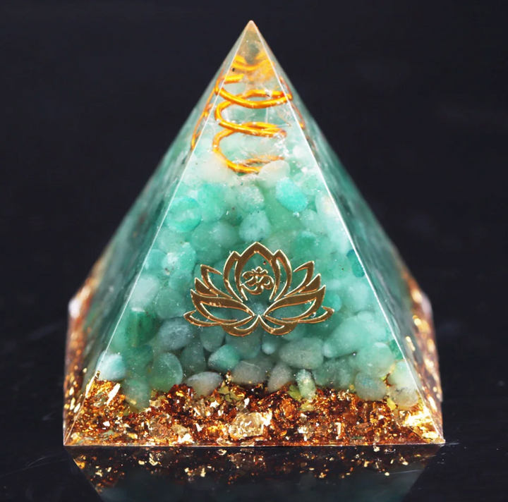 Piramide di orgonite con lapislazzuli e loto