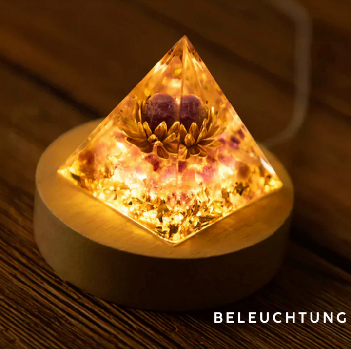 Piramide di orgonite con lapislazzuli e loto