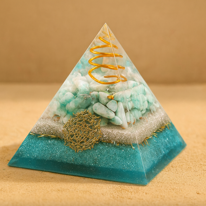 Piramide di orgonite con lapislazzuli e loto