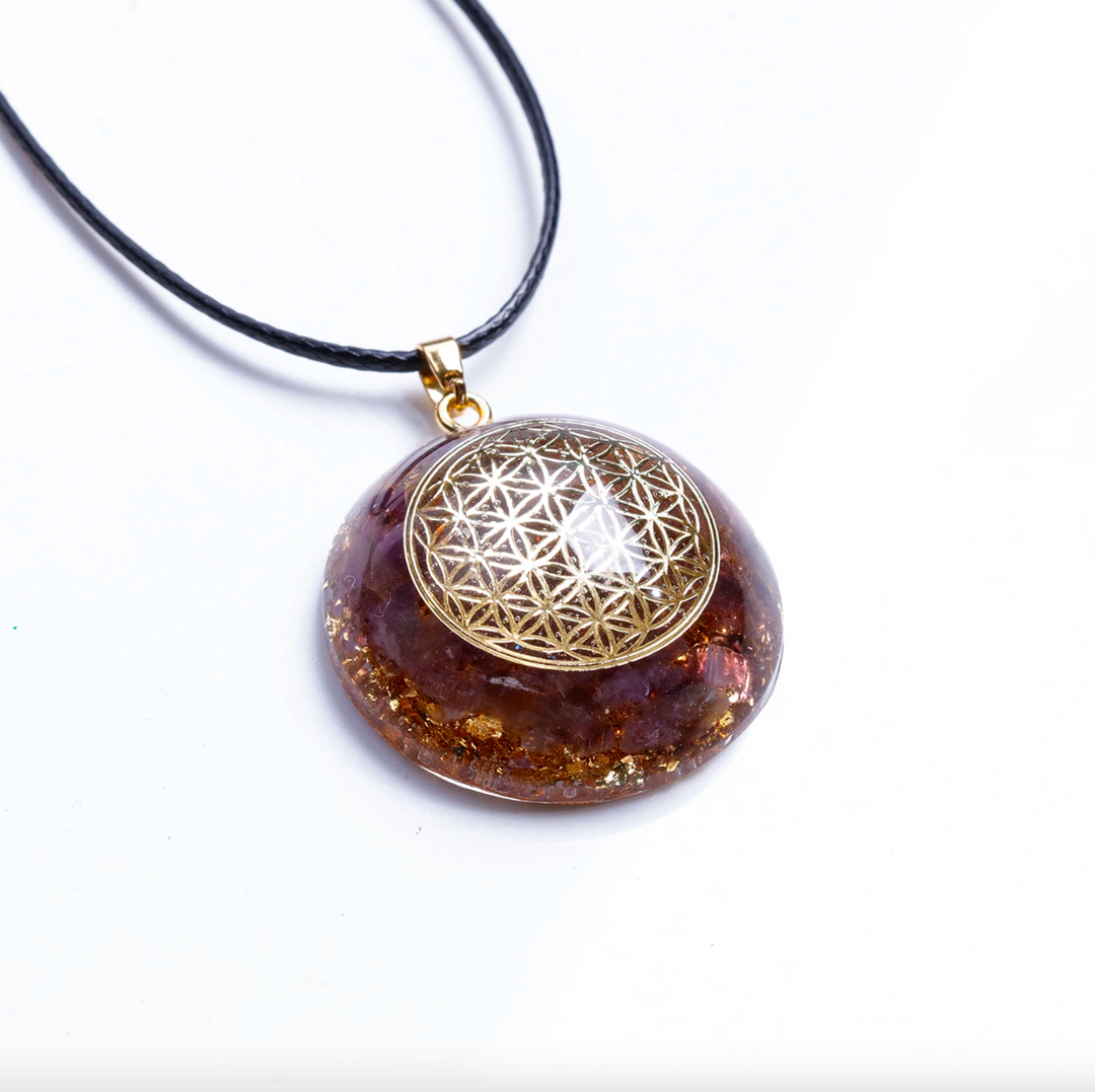 Collana con ametista a forma di farfalla e orgonite.