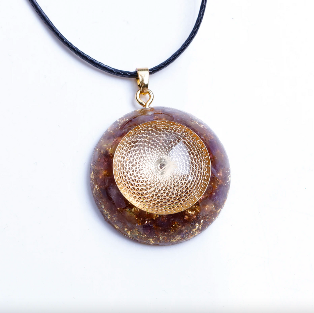 Collana con ametista a forma di farfalla e orgonite.