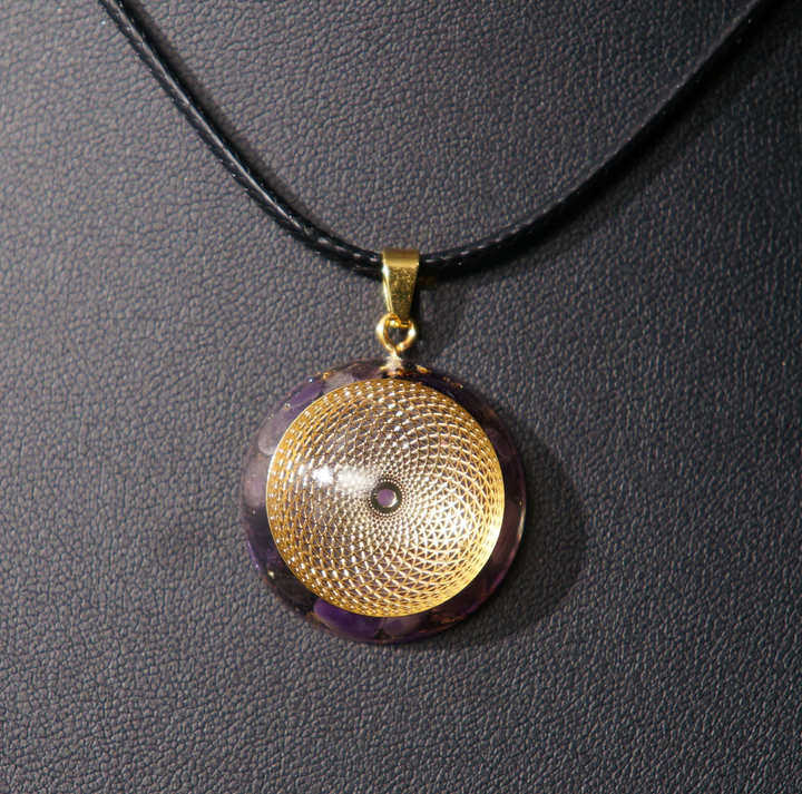 Collana con ametista a forma di farfalla e orgonite.