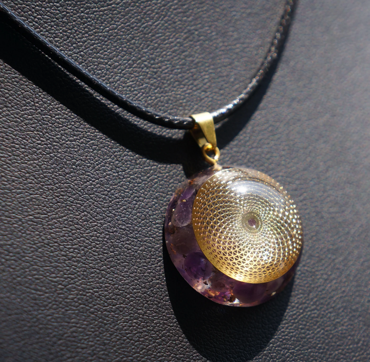 Collana con ametista a forma di farfalla e orgonite.