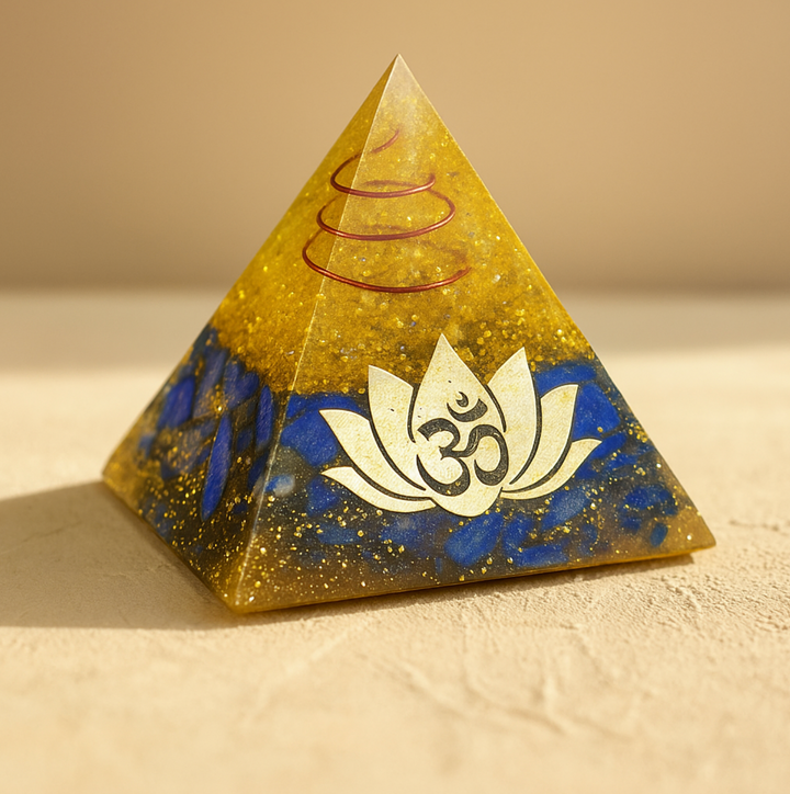 Piramide di orgonite con lapislazzuli e loto