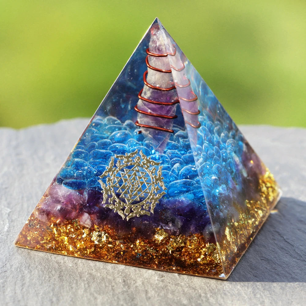 Piramide di orgonite con lapislazzuli e loto