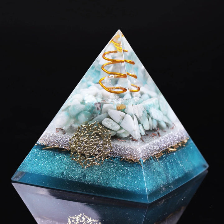 Piramide di orgonite con lapislazzuli e loto