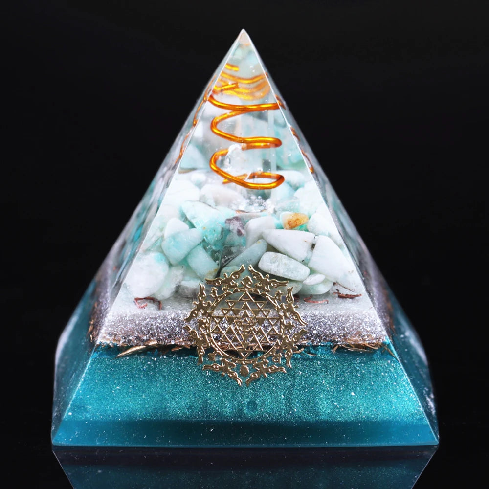 Piramide di orgonite con lapislazzuli e loto
