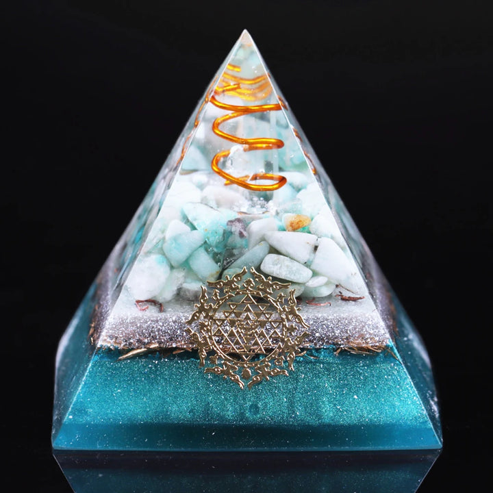Piramide di orgonite con lapislazzuli e loto