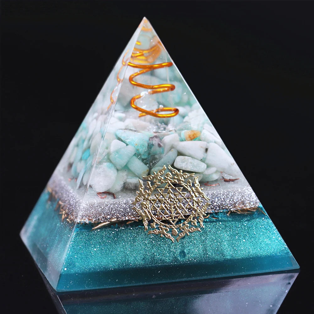 Piramide di orgonite con lapislazzuli e loto