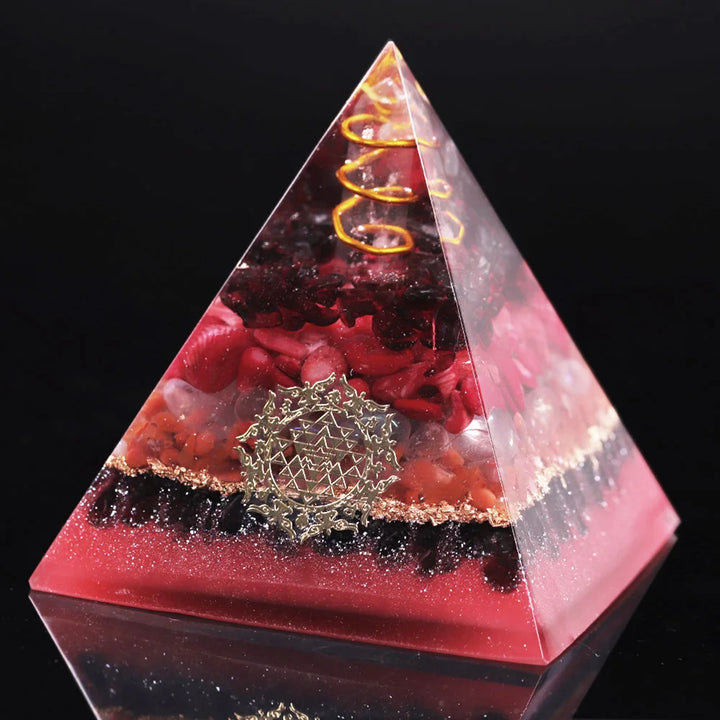 Piramide di orgonite con lapislazzuli e loto