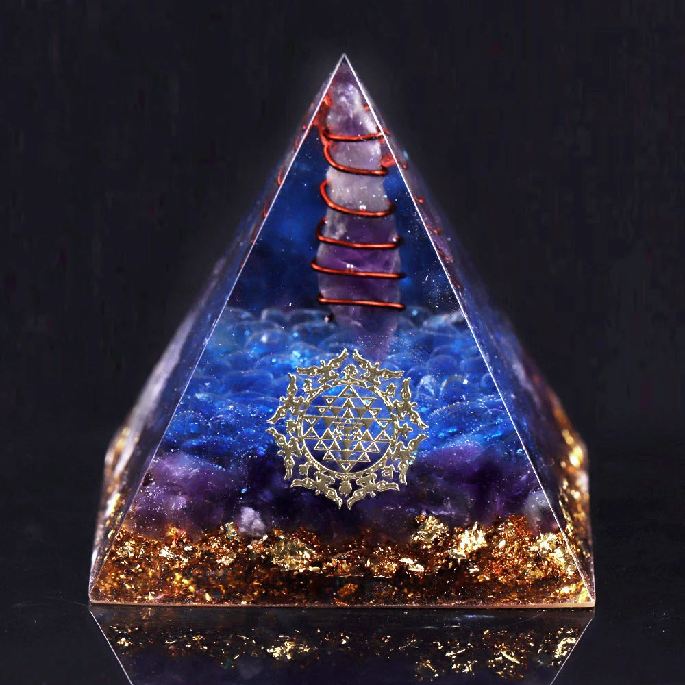 Piramide di orgonite con lapislazzuli e loto