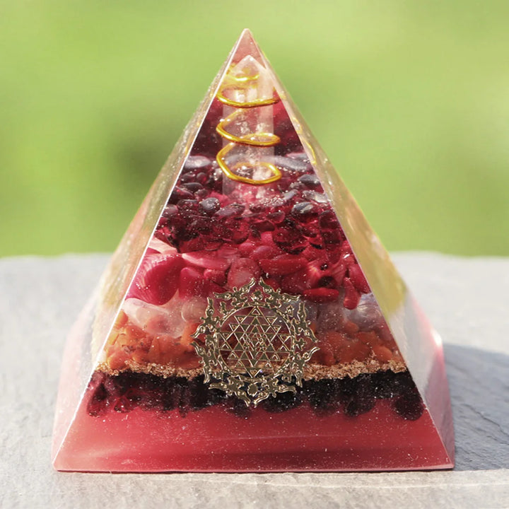 Piramide di orgonite con lapislazzuli e loto