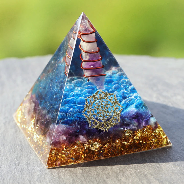 Piramide di orgonite con lapislazzuli e loto