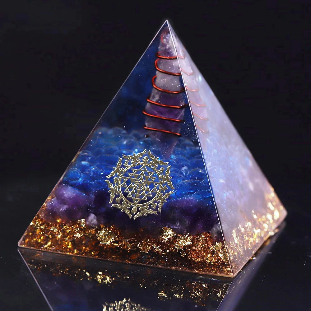 Piramide di orgonite con lapislazzuli e loto