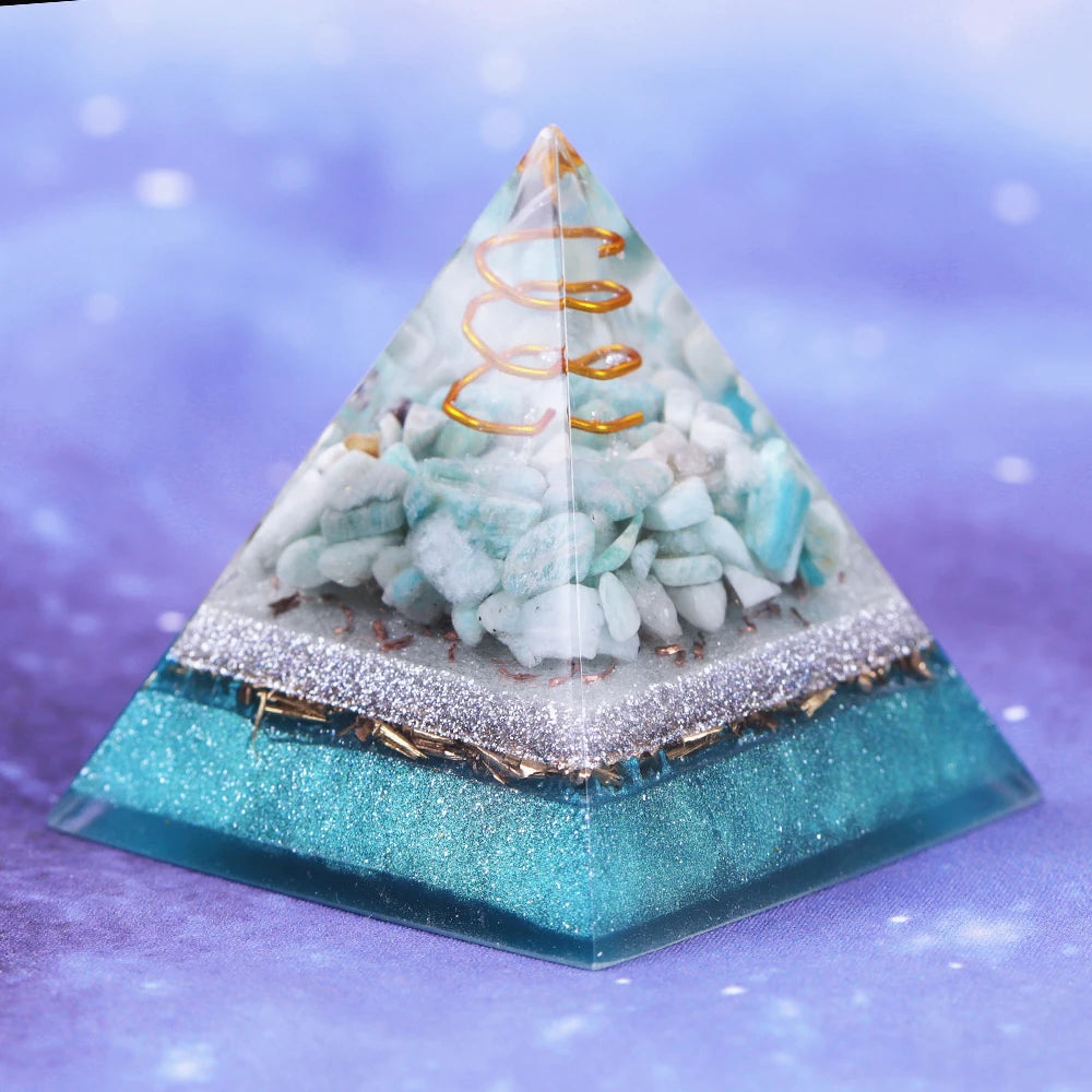 Piramide di orgonite con lapislazzuli e loto