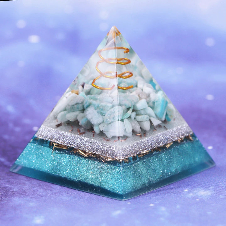 Piramide di orgonite con lapislazzuli e loto