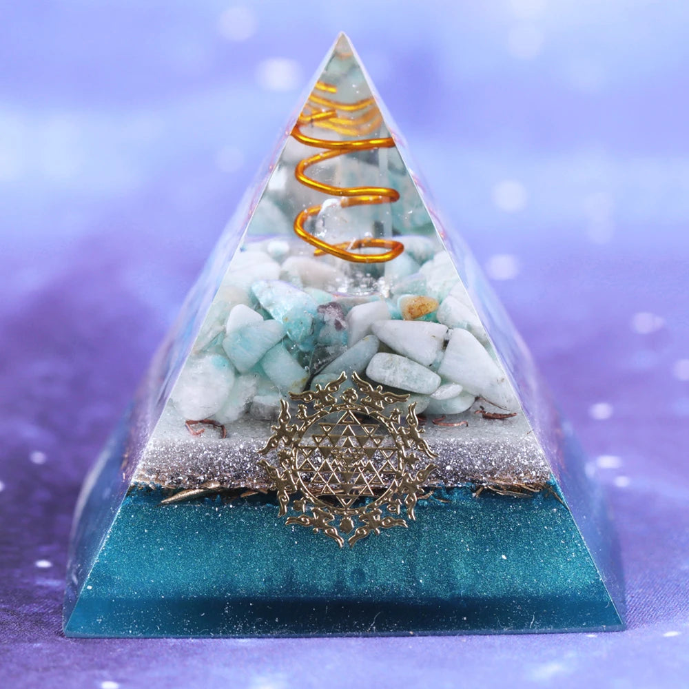 Piramide di orgonite con lapislazzuli e loto