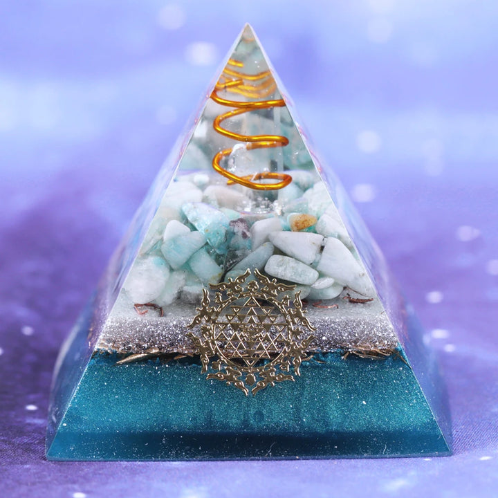 Piramide di orgonite con lapislazzuli e loto