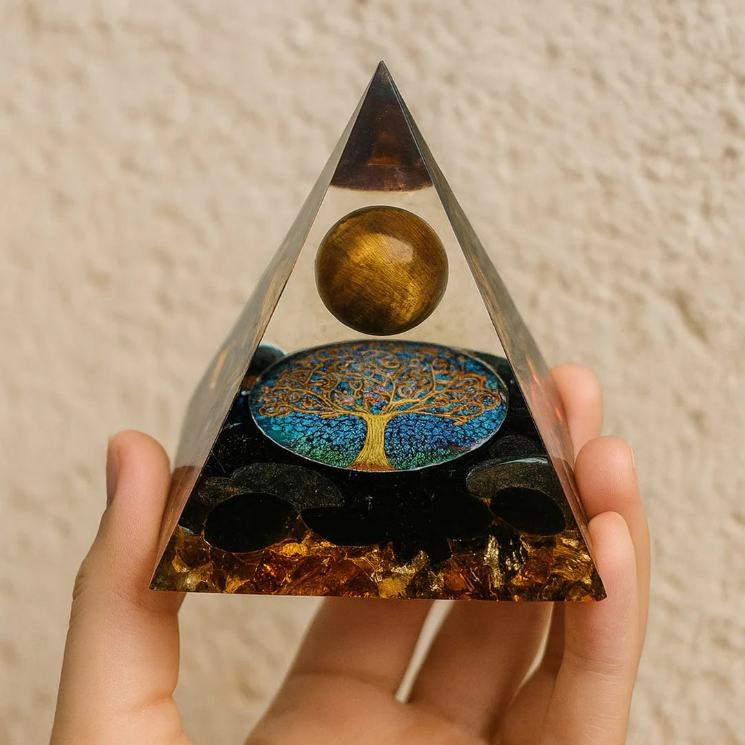 Piramide di orgonite con albero della vita e occhio di tigre