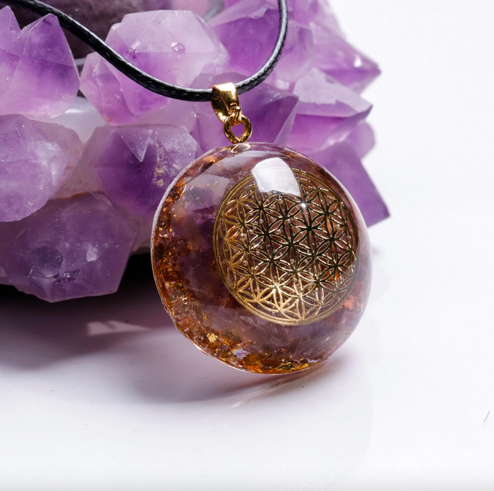 Collana con ametista a forma di farfalla e orgonite.