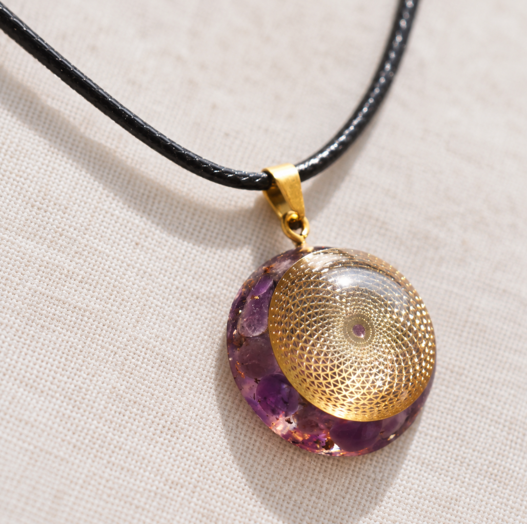 Collana con ametista a forma di farfalla e orgonite.
