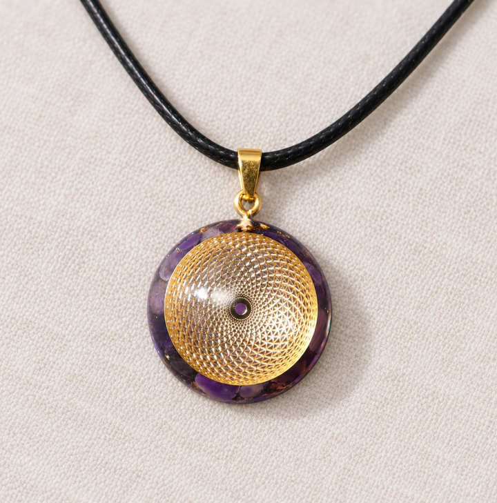 Collana con ametista a forma di farfalla e orgonite.