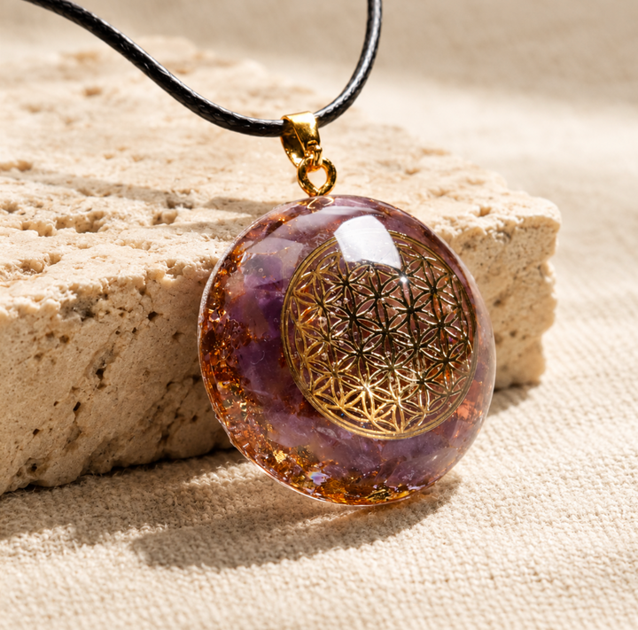 Collana con ametista a forma di farfalla e orgonite.
