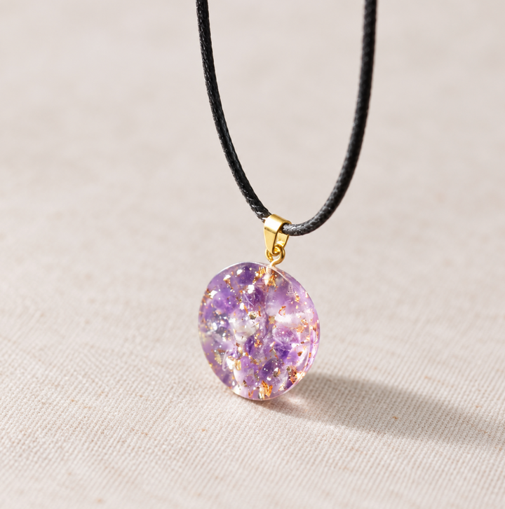 Collana con ametista a forma di farfalla e orgonite.