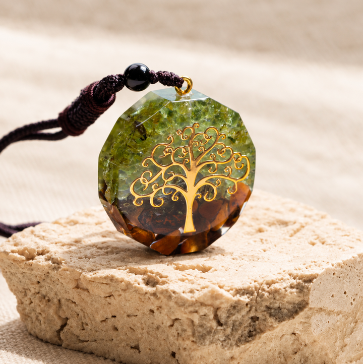 Collana con albero della vita in peridoto
