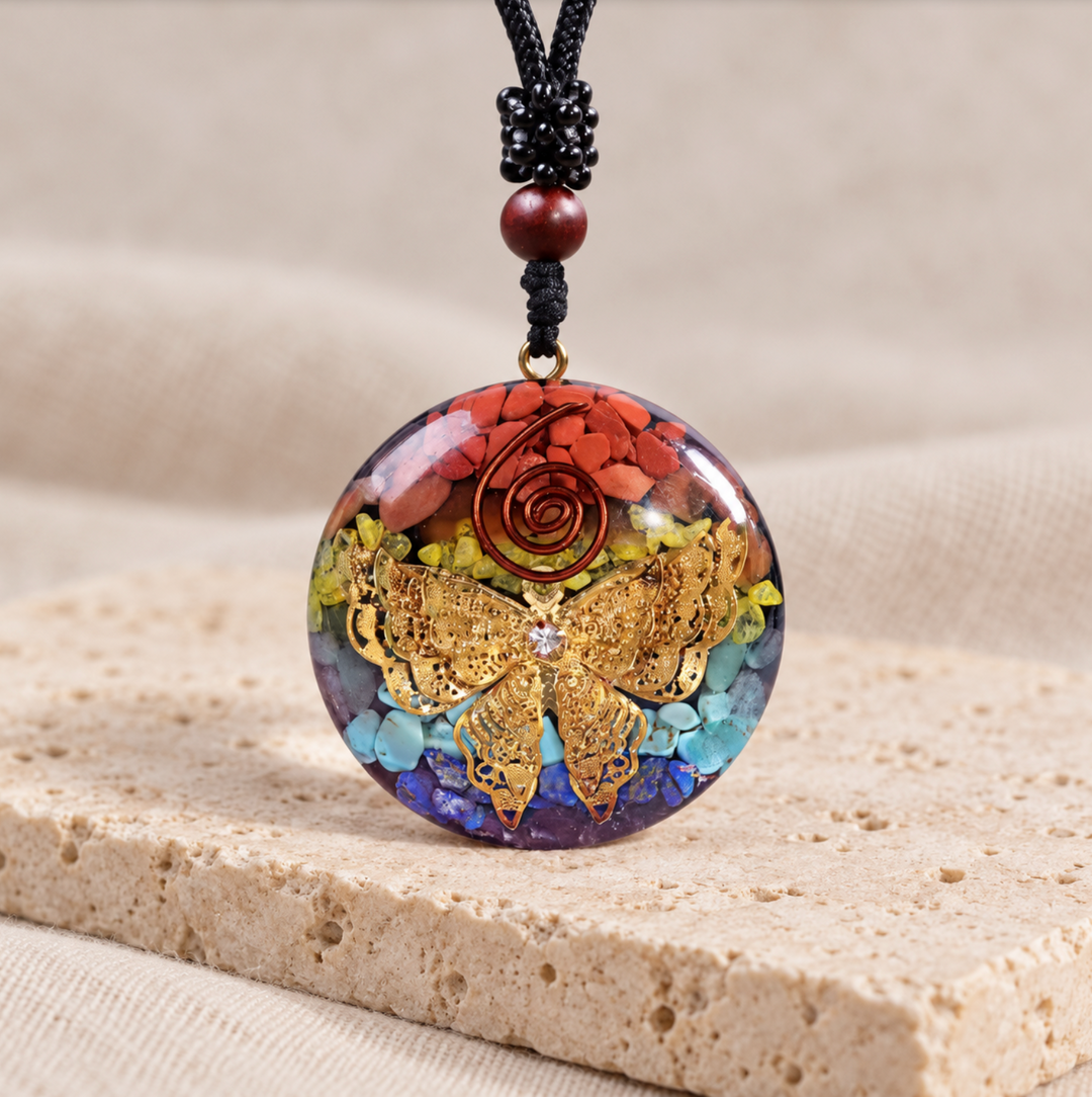 Collana con ametista a forma di farfalla e orgonite.