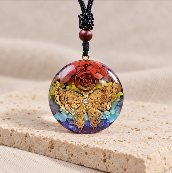 Collana con ametista a forma di farfalla e orgonite.