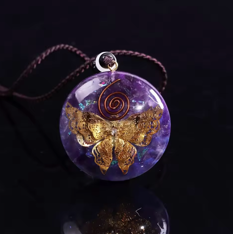Collana con ametista a forma di farfalla e orgonite.