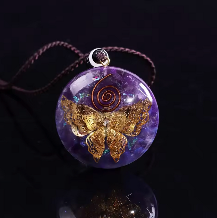 Collana con ametista a forma di farfalla e orgonite.