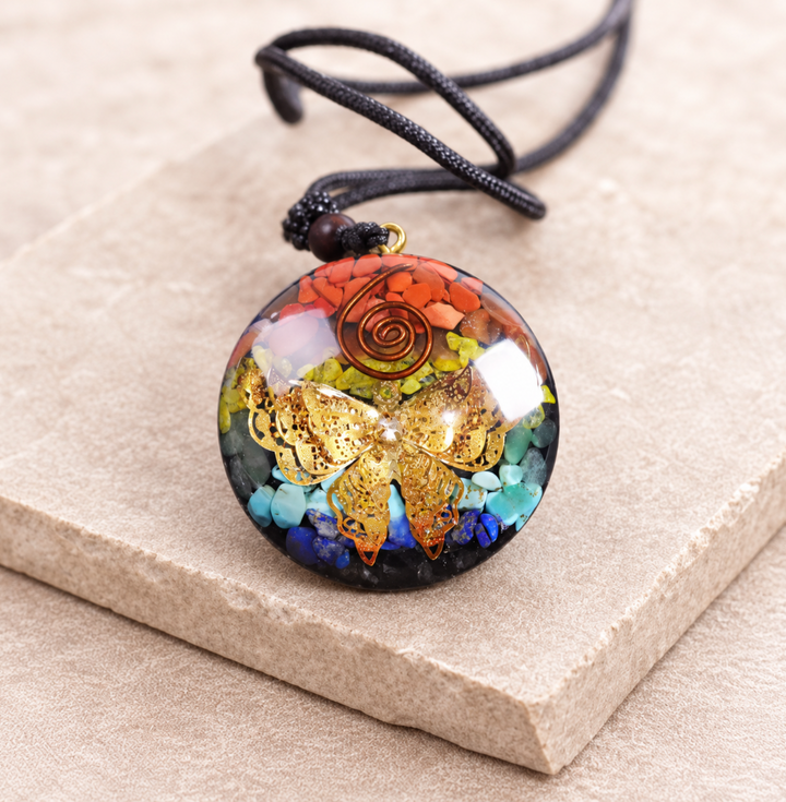 Collana con ametista a forma di farfalla e orgonite.