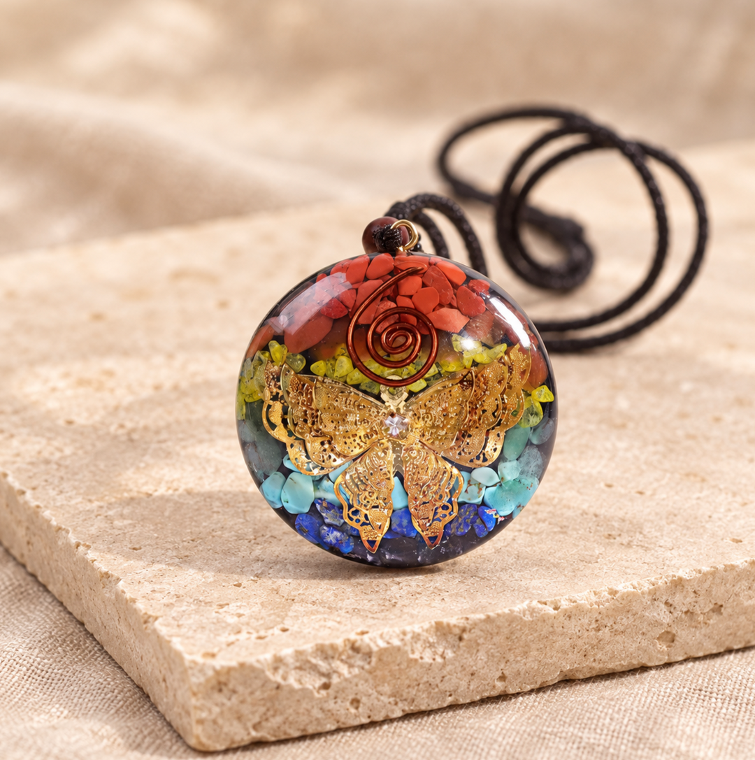Collana con ametista a forma di farfalla e orgonite.