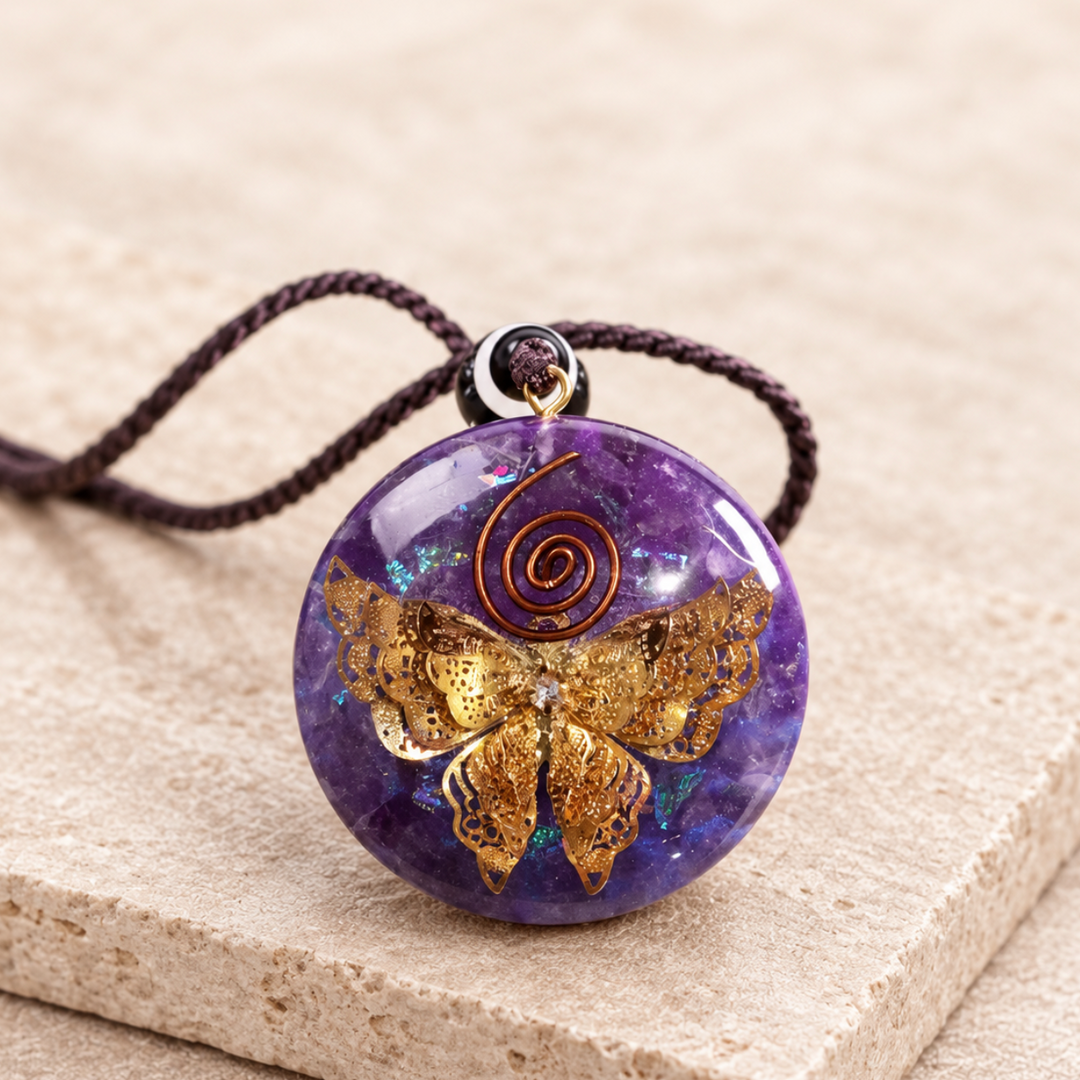 Collana con ametista a forma di farfalla e orgonite.