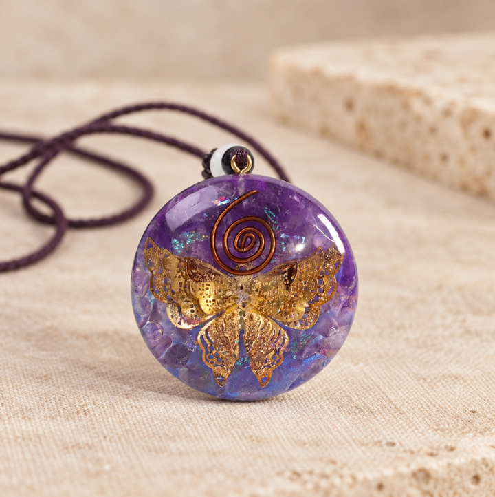 Collana con ametista a forma di farfalla e orgonite.